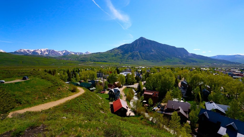 Crested Butte Mountain Resort ofreciendo montañas y una pequeña ciudad o aldea