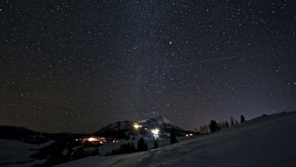 Crested Butte Mountain Resort showing snow and night scenes