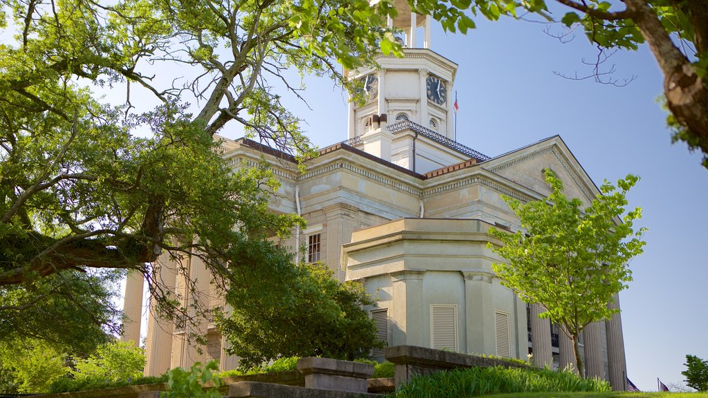 Warren County Courthouse which includes heritage architecture and an administrative buidling