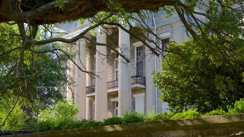 Warren County Courthouse showing heritage architecture and an administrative buidling