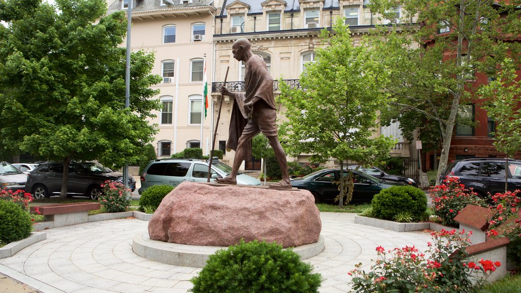 Embassy Row que incluye una estatua o escultura y un parque