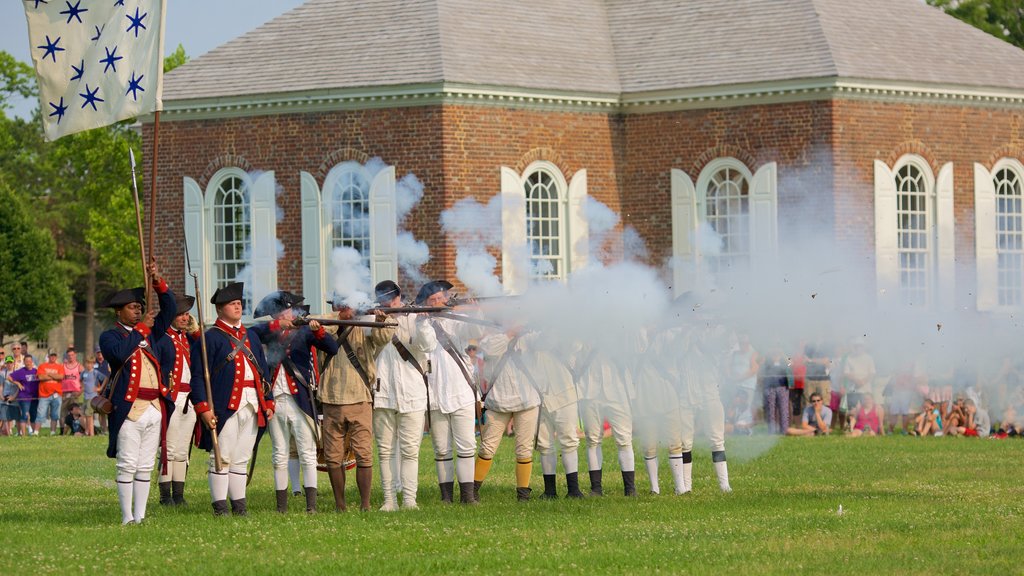 Colonial Williamsburg Visitor Center que inclui elementos de patrimônio, itens militares e arte performática