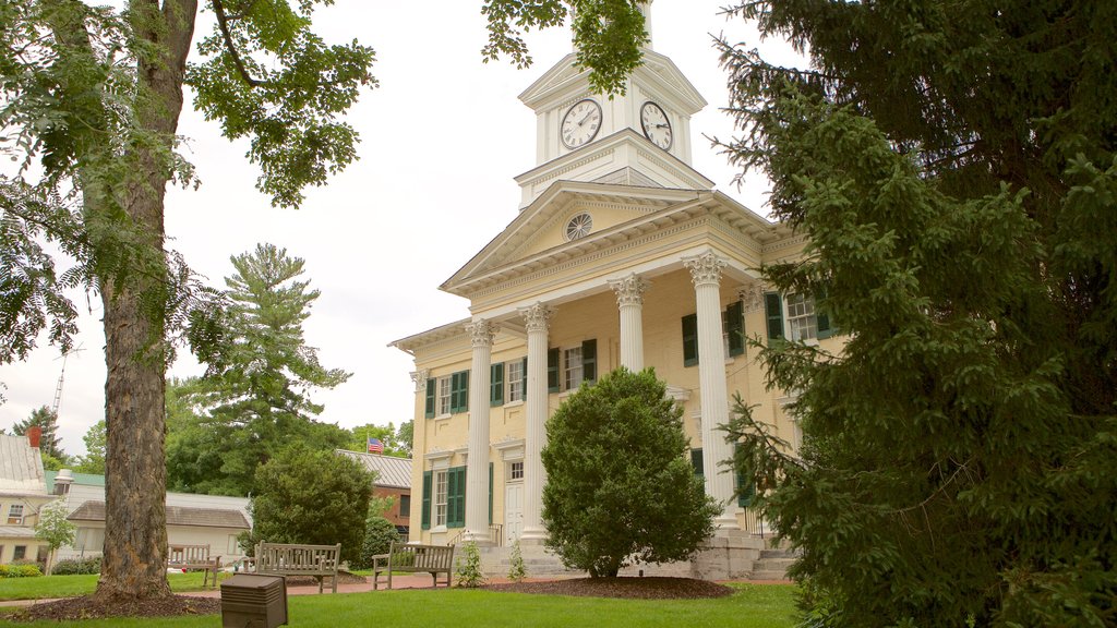 Shepherdstown som inkluderar en administrativ byggnad och historisk arkitektur