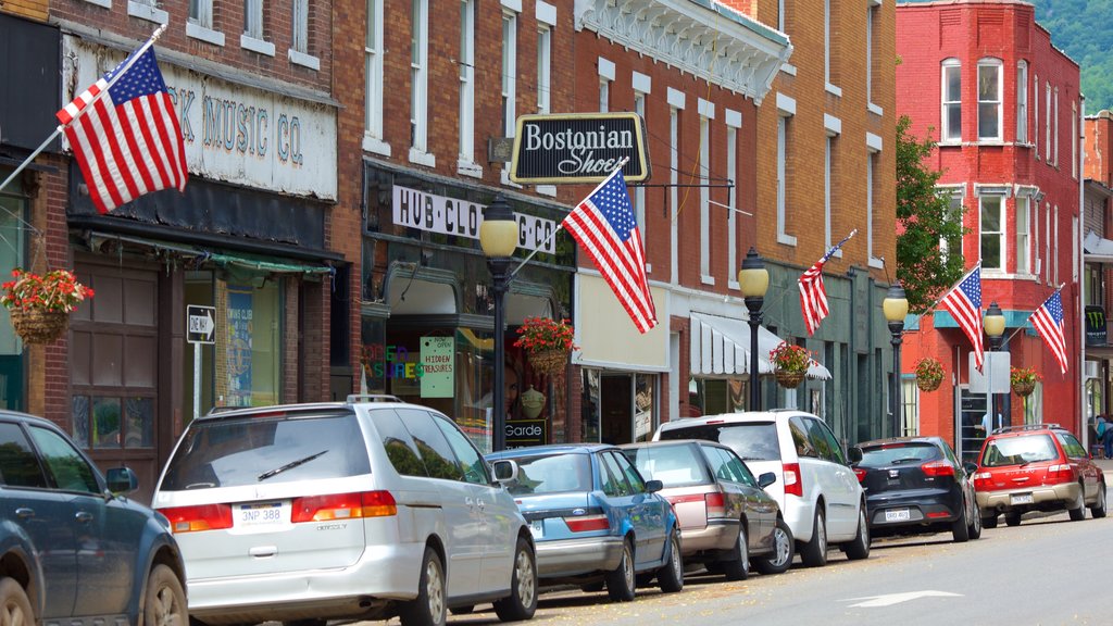 Hinton mettant en vedette éléments du patrimoine, scènes de rue et une ville