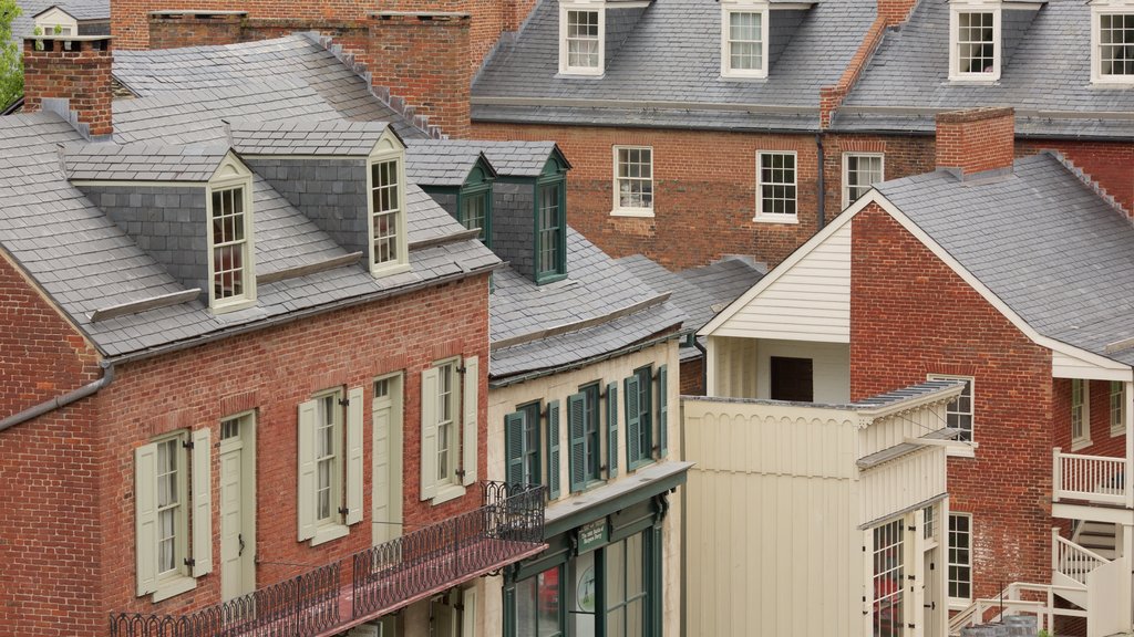 Parque Histórico Nacional de Harpers Ferry que incluye elementos patrimoniales y una pequeña ciudad o aldea