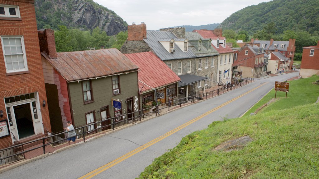 Parque Histórico Nacional de Harpers Ferry mostrando elementos patrimoniales y una pequeña ciudad o aldea