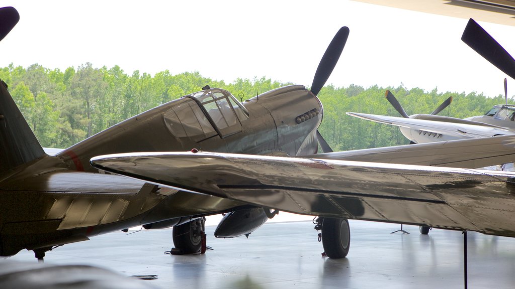 Museo de la aviación militar ofreciendo aeronave