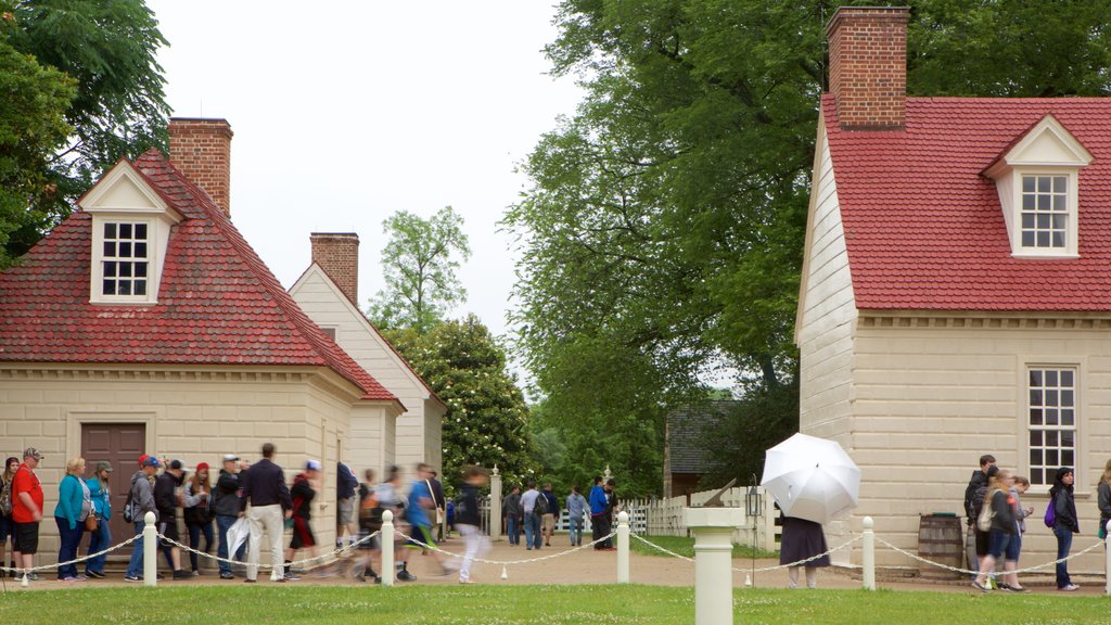 George Washington\'s Mount Vernon showing heritage elements as well as a large group of people