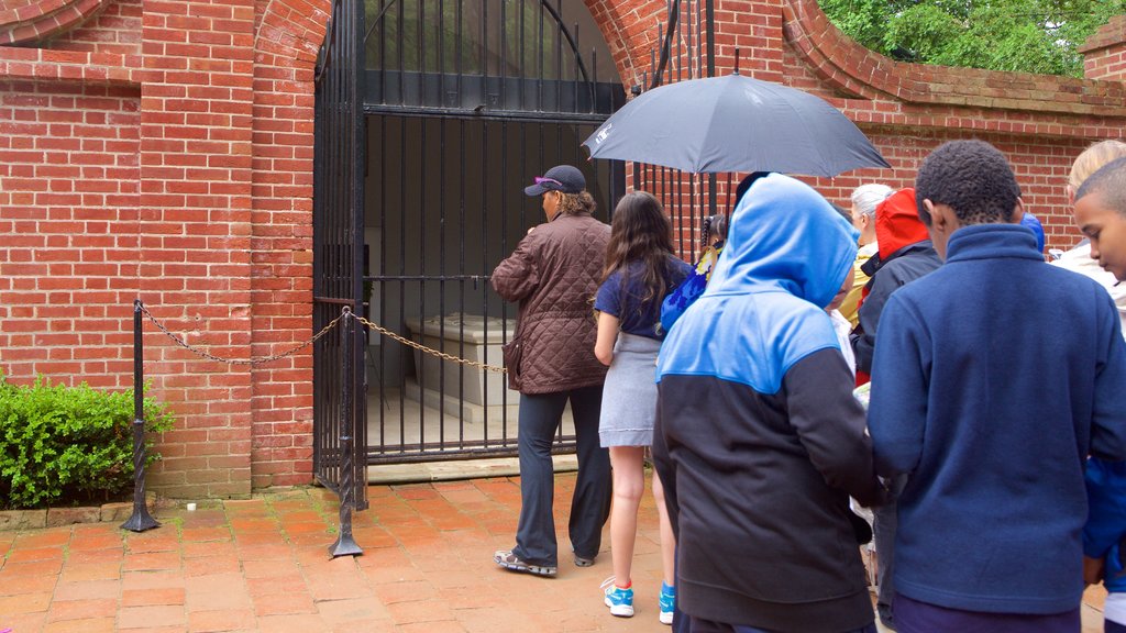 George Washington\'s Mount Vernon featuring a memorial as well as a large group of people