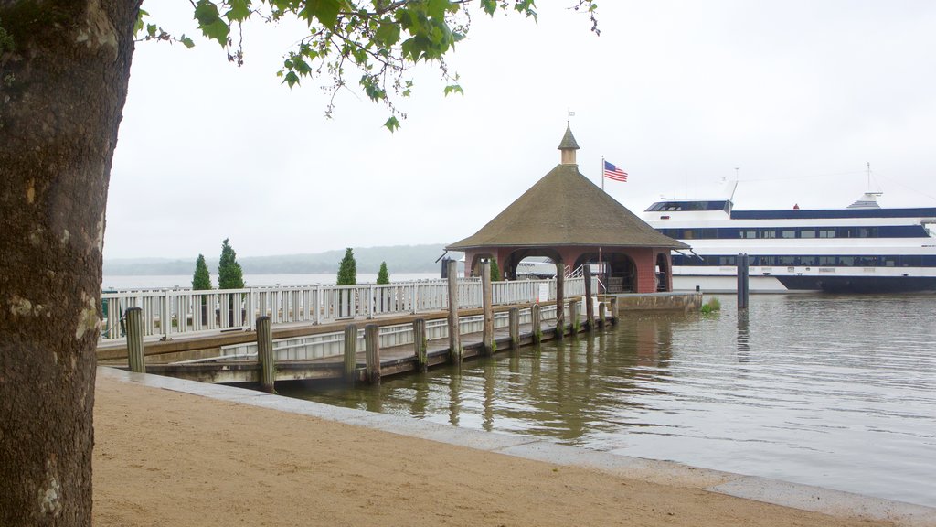 George Washington\'s Mount Vernon featuring views, a ferry and heritage elements