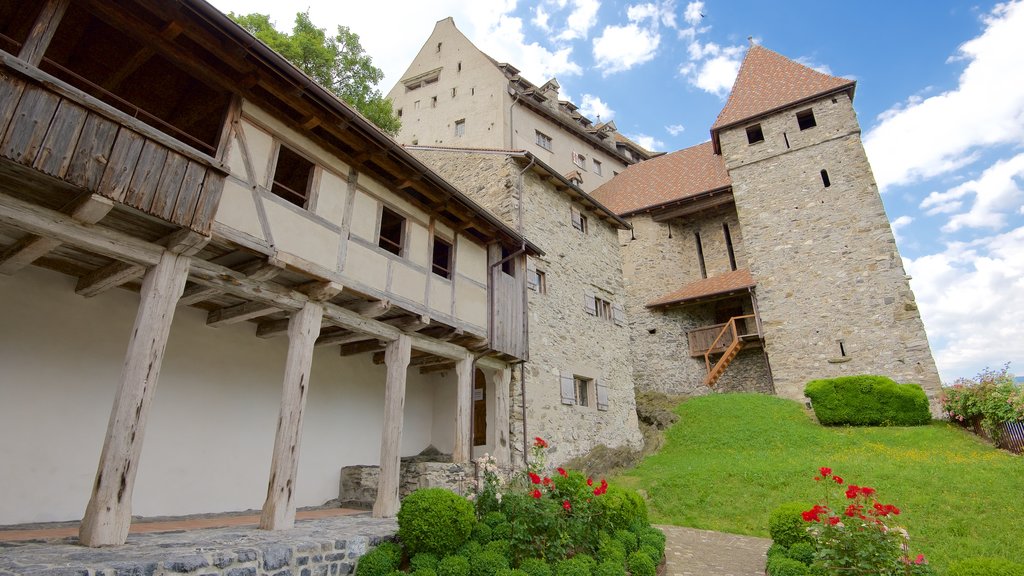 Liechtenstein que incluye jardín, elementos patrimoniales y castillo o palacio