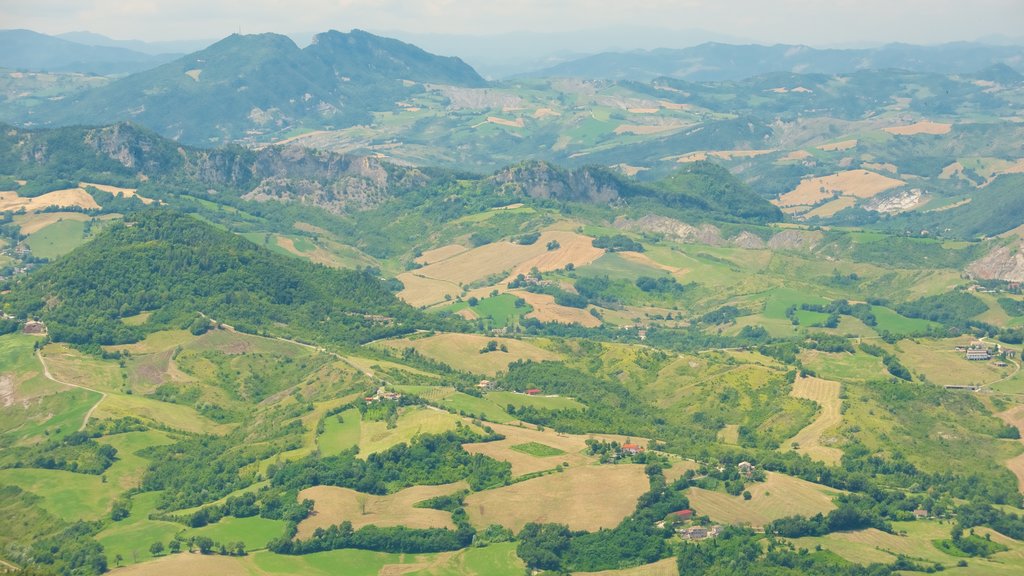 San Marino som viser landbrugsområde, udsigt over landskaber og fredfyldte omgivelser