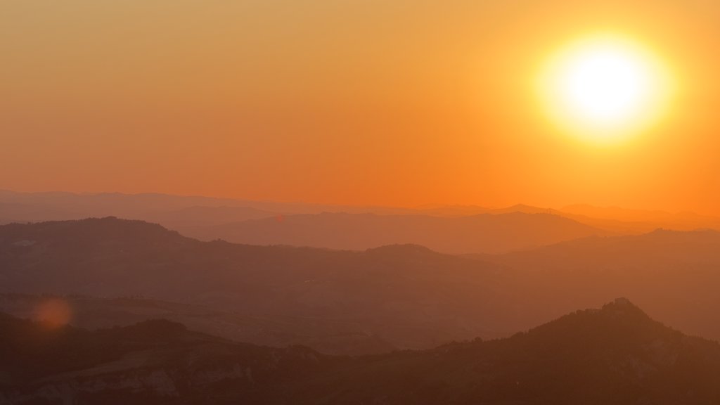 San Marino som omfatter fredfyldte omgivelser, en solnedgang og udsigt over landskaber