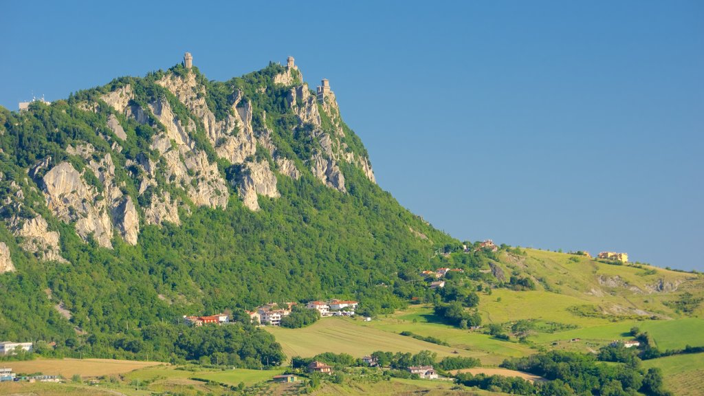 Monte Titano som viser bjerge, fredfyldte omgivelser og en lille by eller en landsby