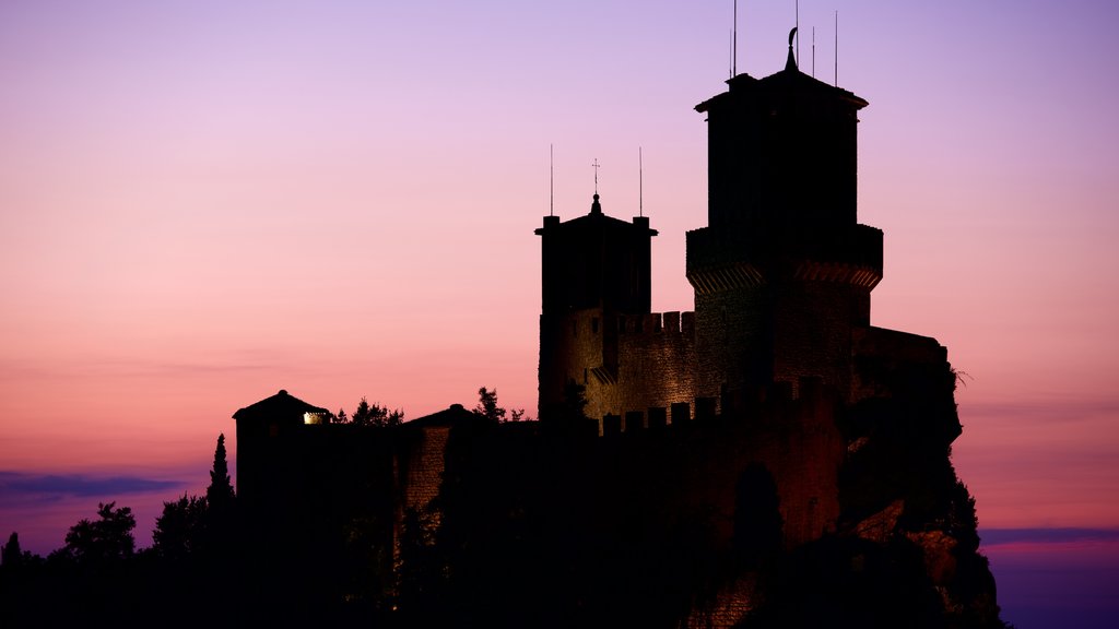 San Marino que incluye una puesta de sol, un castillo y elementos del patrimonio