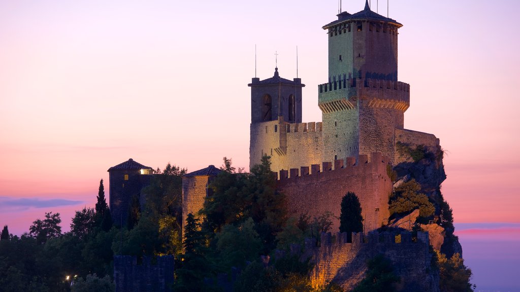 Torre Guaita ofreciendo una puesta de sol, un castillo y elementos del patrimonio