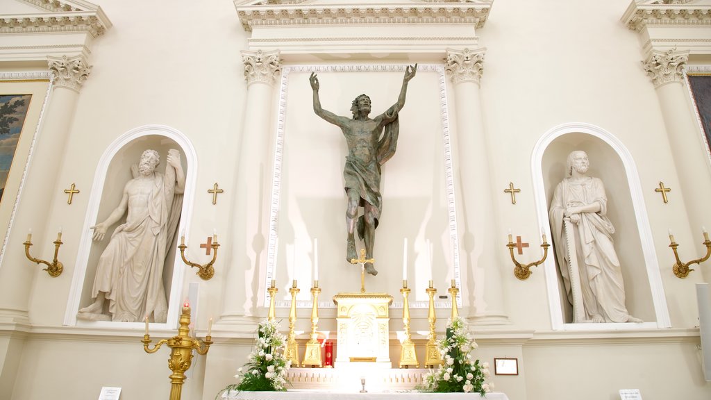 Basílica de San Marino que inclui vistas internas, uma estátua ou escultura e elementos religiosos