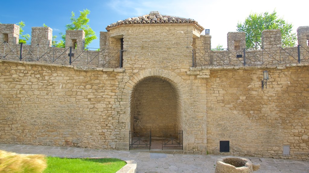 Torre Guaita mostrando elementos patrimoniales y castillo o palacio