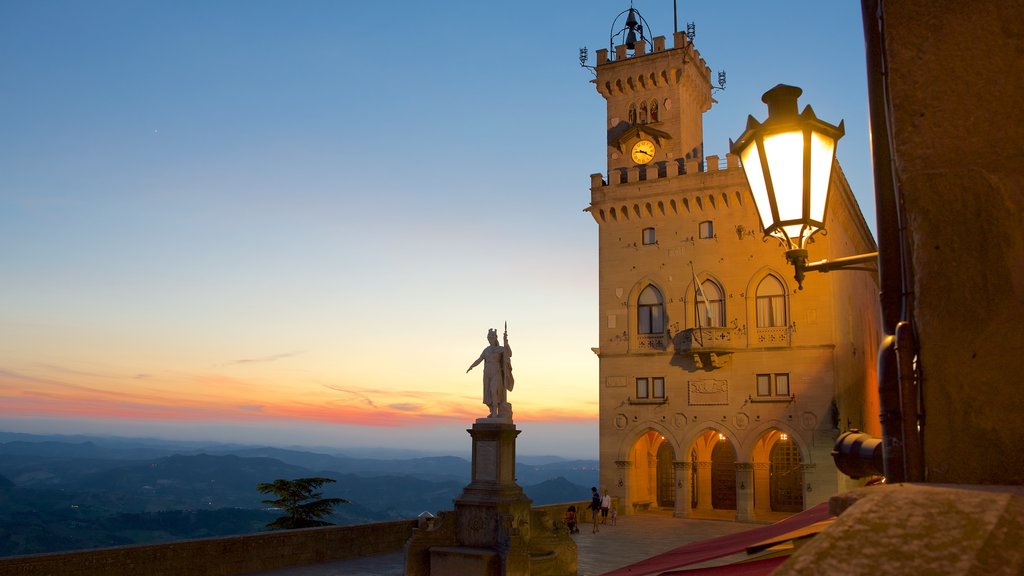 Palazzo Pubblico toont een zonsondergang, een monument en een plein