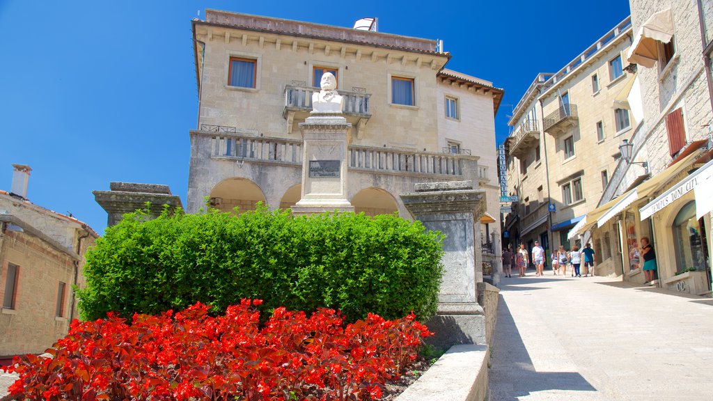 Piazza Garibaldi showing a monument, street scenes and flowers