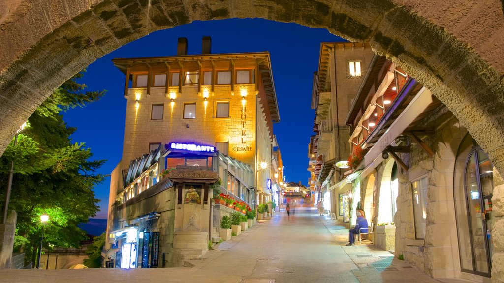 Saint-Marin montrant scènes de rue, scènes de soirée et une ville