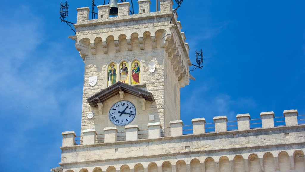 Plaza de la Libertad mostrando un edificio administrativo y patrimonio de arquitectura