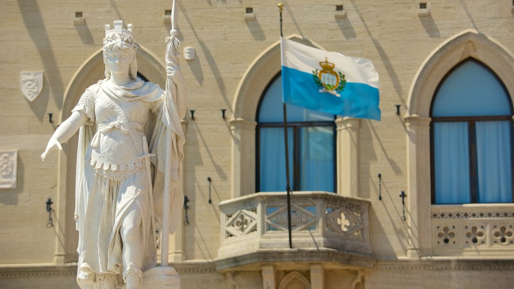 Plaza de la Libertad ofreciendo un edificio administrativo y una estatua o escultura