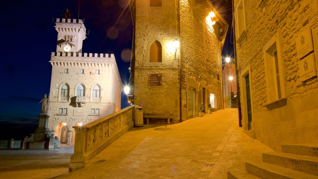 Palazzo Pubblico showing heritage elements and an administrative buidling