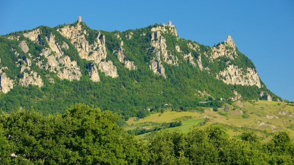 Monte Titano som omfatter bjerge, fredfyldte omgivelser og udsigt over landskaber