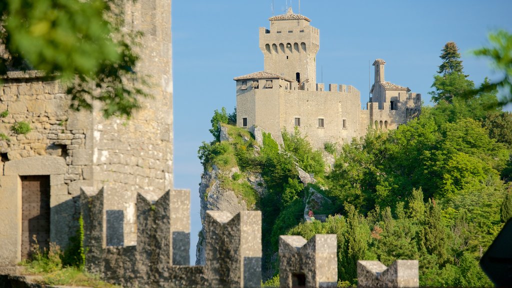 Torre Cesta caracterizando um castelo e arquitetura de patrimônio