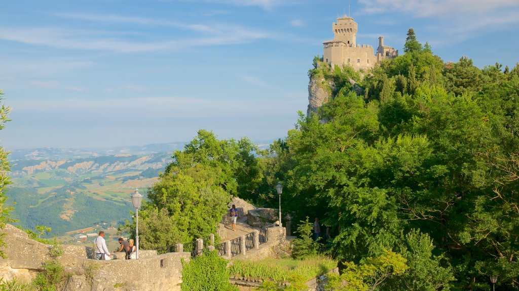 Torre Cesta que incluye elementos patrimoniales y castillo o palacio