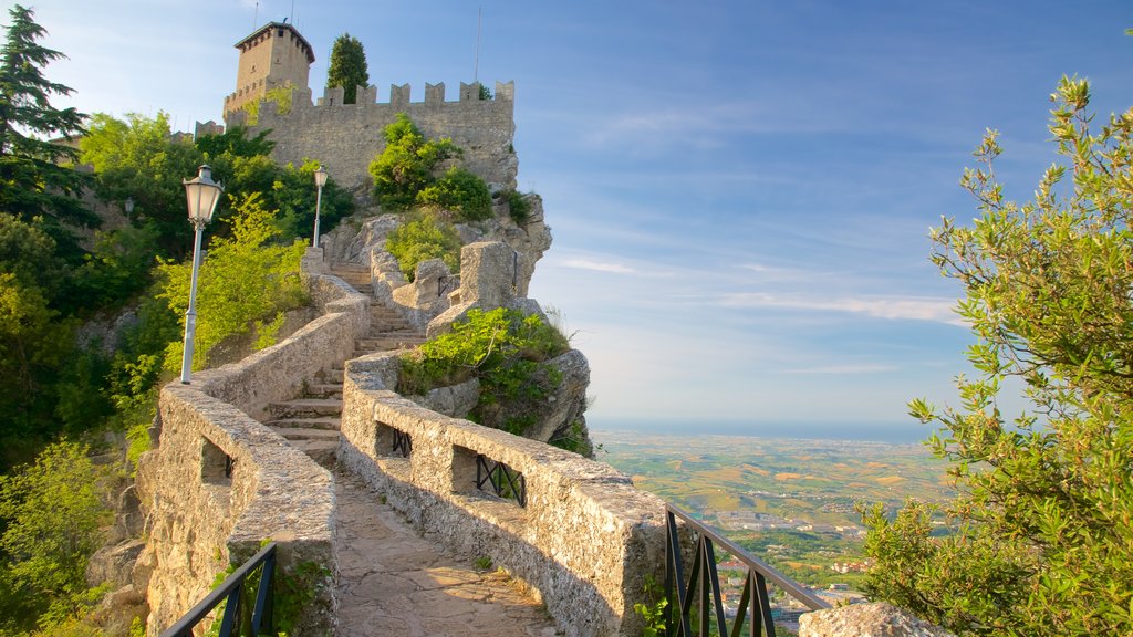 Torre Cesta mostrando un castillo y elementos patrimoniales