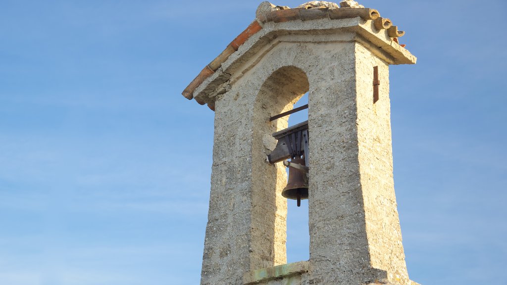 Torre Cesta ofreciendo elementos del patrimonio y un castillo