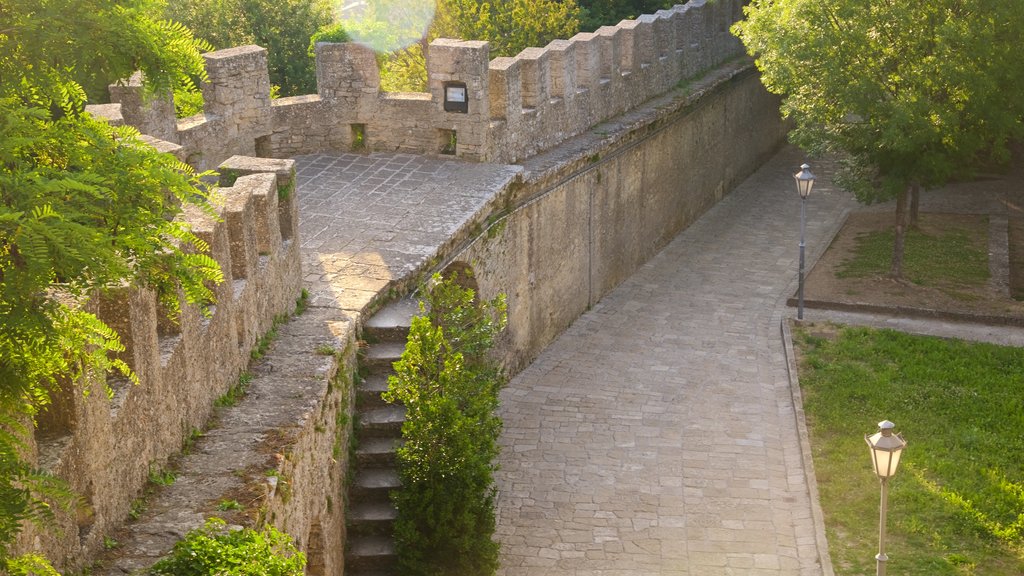 Cesta Tower showing views and a castle