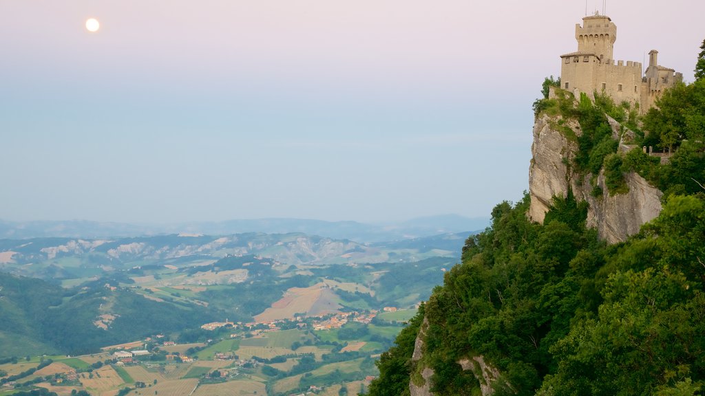 Torre Cesta mostrando um pequeno castelo ou palácio, cenas tranquilas e elementos de patrimônio