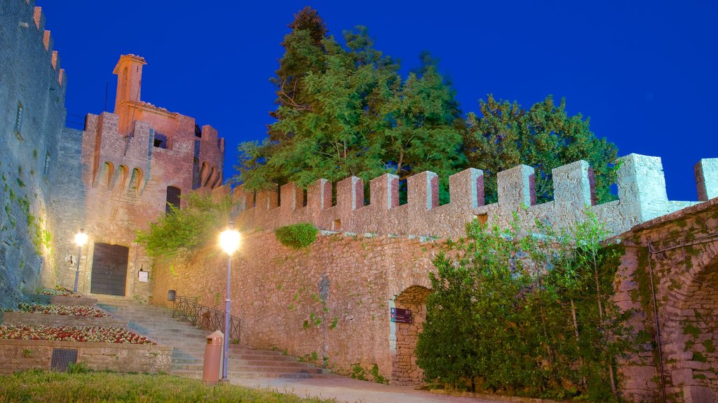 Torre Cesta mostrando elementos de patrimônio, cenas noturnas e um castelo