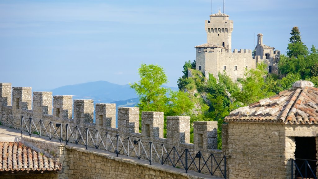 Torre Guaita que inclui um pequeno castelo ou palácio, uma ponte e elementos de patrimônio