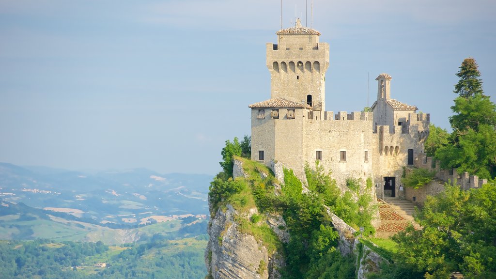 Torre Guaita mostrando elementos del patrimonio, escenas tranquilas y castillo o palacio