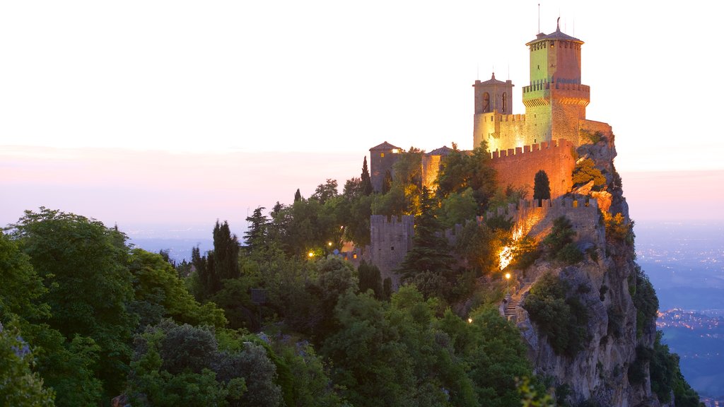 Torre Guaita ofreciendo montañas, elementos patrimoniales y un castillo