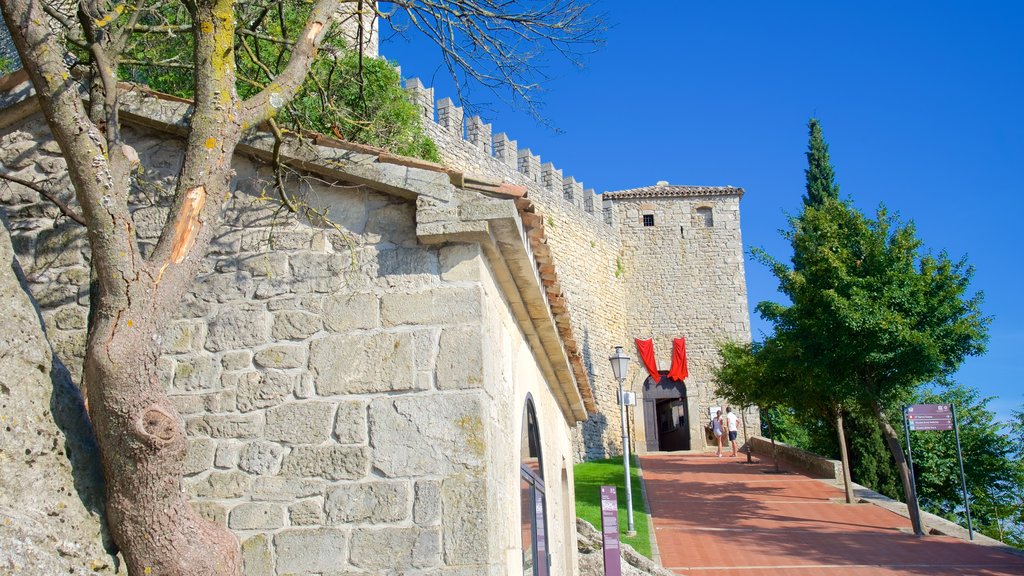 Torre Guaita que inclui um pequeno castelo ou palácio e elementos de patrimônio