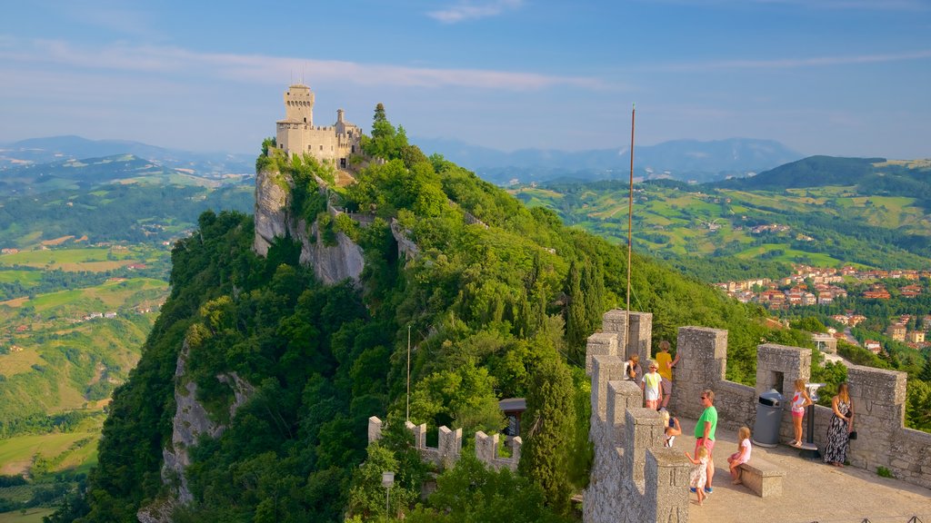 Torre Guaita ofreciendo elementos del patrimonio, escenas tranquilas y castillo o palacio