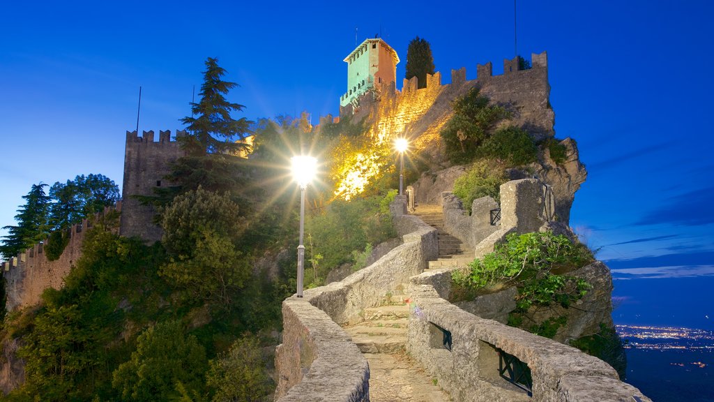 Torre Guaita mostrando escenas de noche, castillo o palacio y elementos patrimoniales