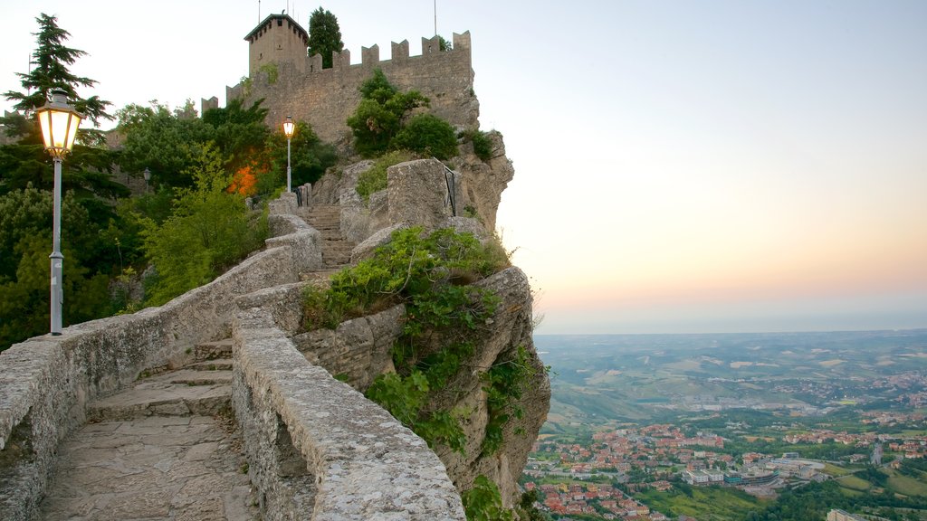 Torre Guaita che include paesaggi rilassanti, tramonto e castello