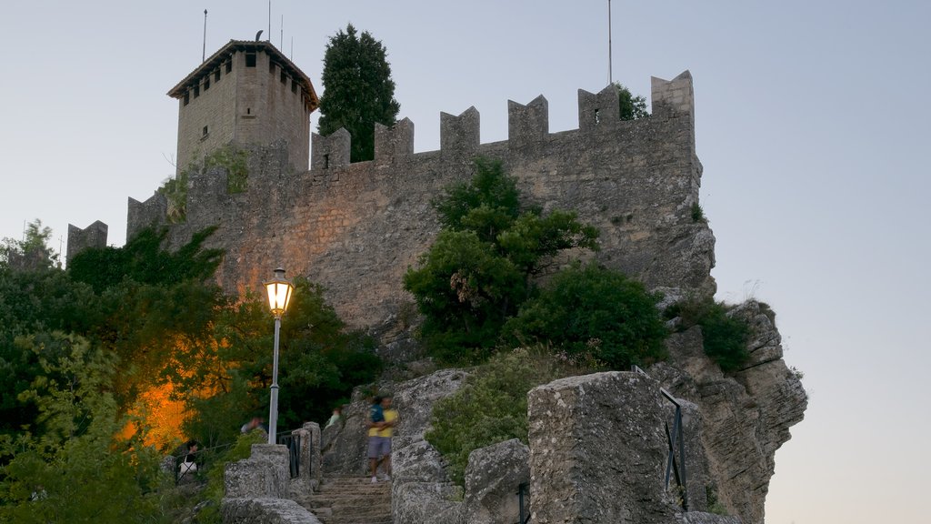 Torre Guaita mostrando elementos del patrimonio y castillo o palacio