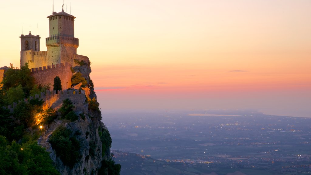 Torre Guaita que inclui um castelo, cenas tranquilas e elementos de patrimônio