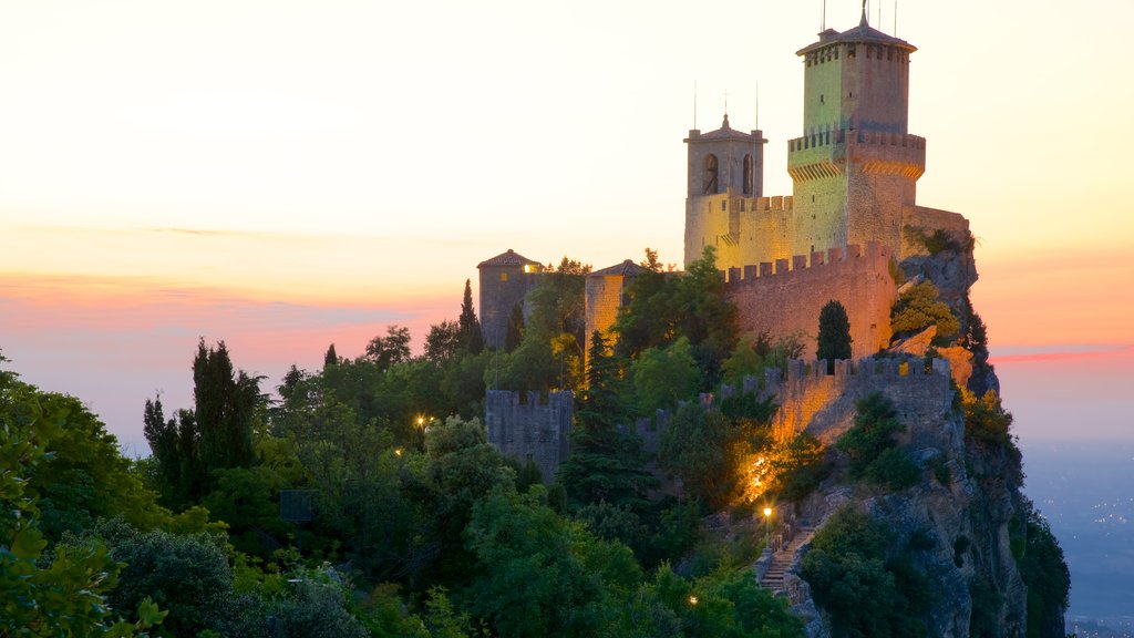 Torre Guaita que inclui um pôr do sol, elementos de patrimônio e um pequeno castelo ou palácio