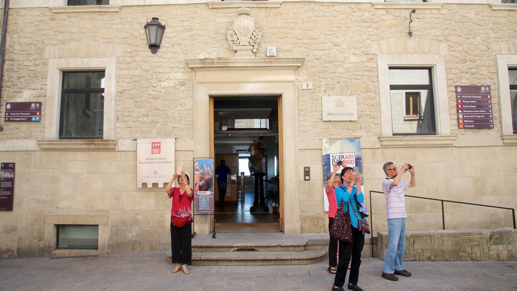 Museo Estatal de San Marino ofreciendo elementos patrimoniales y también un pequeño grupo de personas