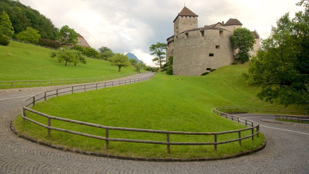 Castelo de Vaduz que inclui um castelo, um jardim e elementos de patrimônio