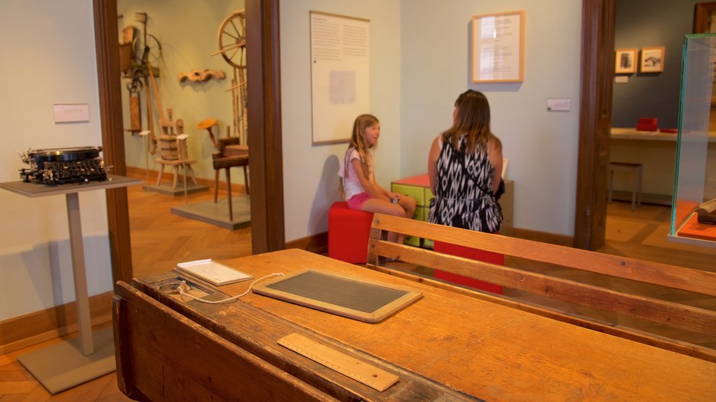 Liechtenstein Nationalmuseum som viser interiør såvel som en familie