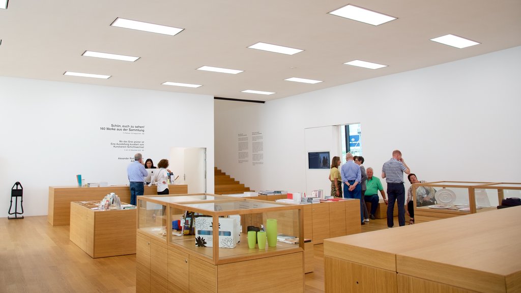 Museo de Arte de Liechtenstein ofreciendo vista interna y también un pequeño grupo de personas